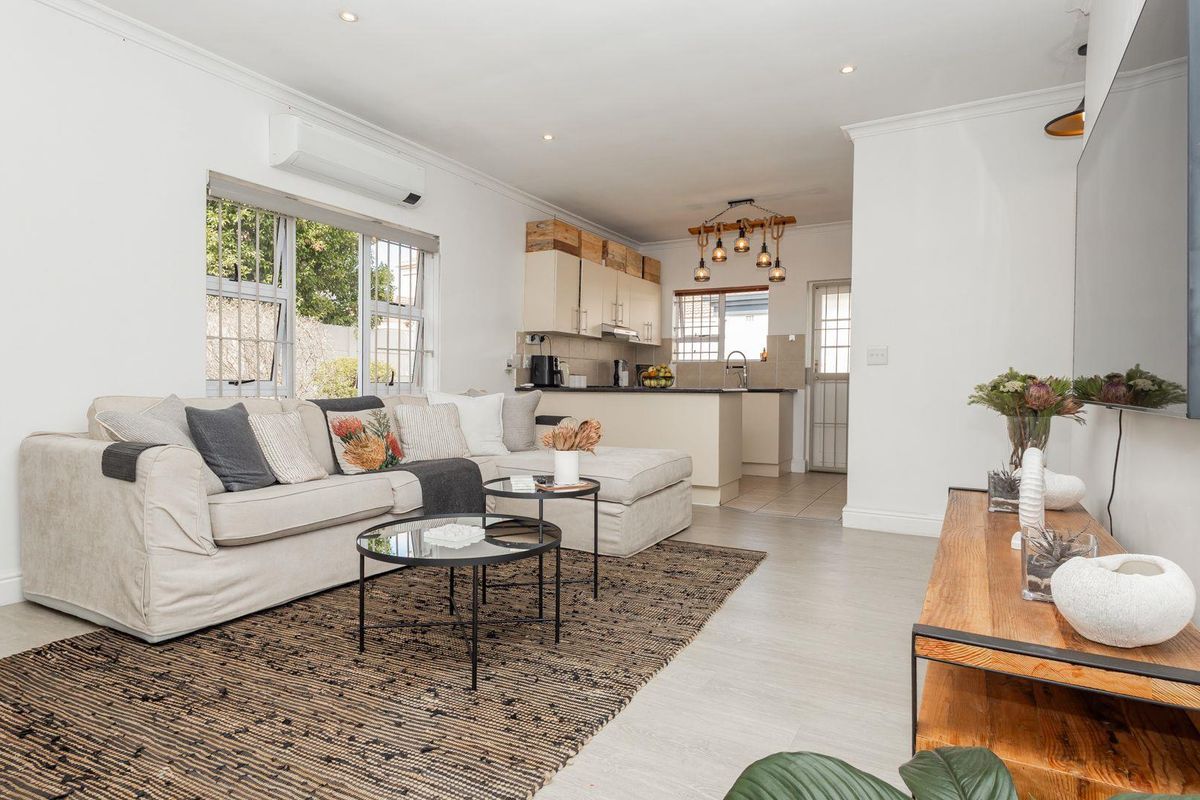 Sunny single story family home. - Photo 2