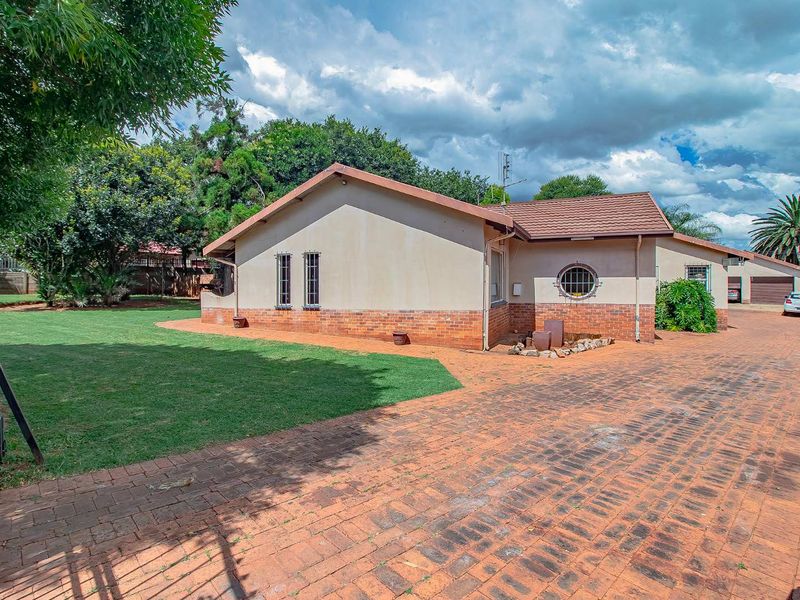 Spacious Home with a flatlet and pool. - Photo 2