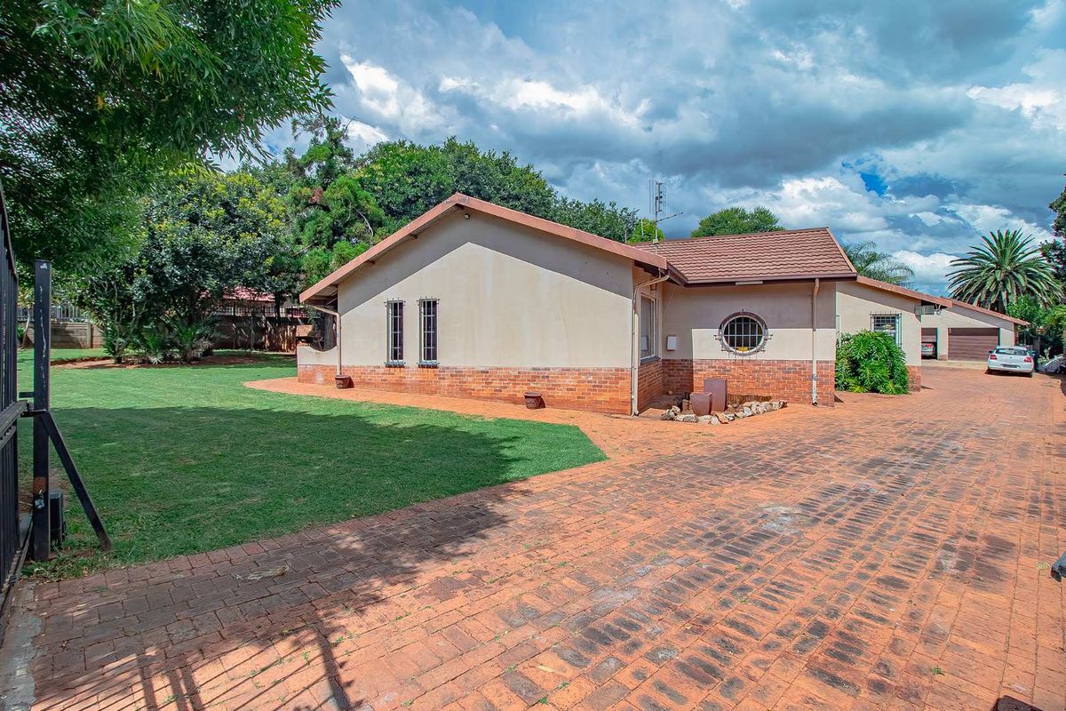 Spacious Home with a flatlet and pool. - Photo 2