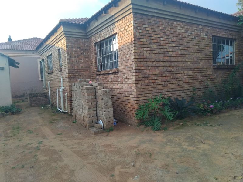 Big beautiful house in Soshanguve south - Photo 5