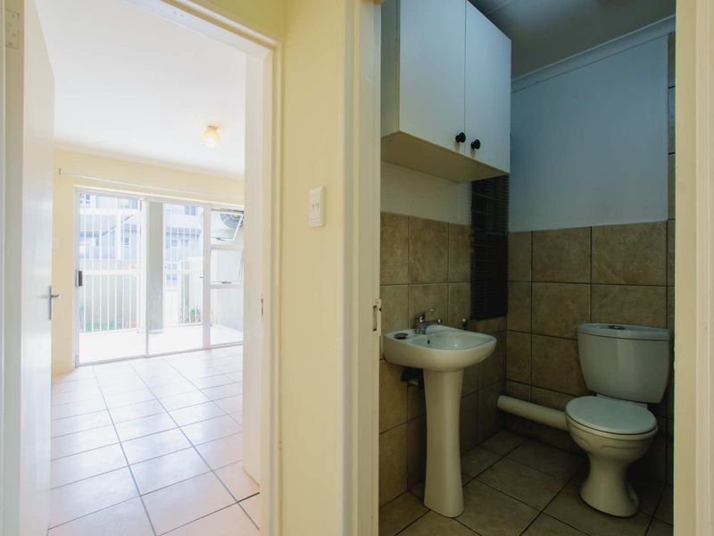 Spacious 2-Bed, 1-Bath Apartment with Patio & Garden - Photo 5