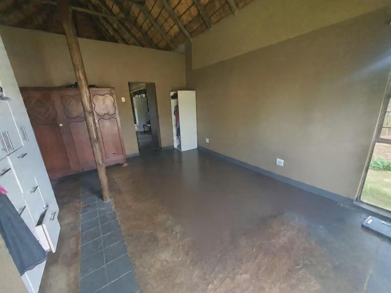 Thatch garden cottage to rent on plot - Photo 3