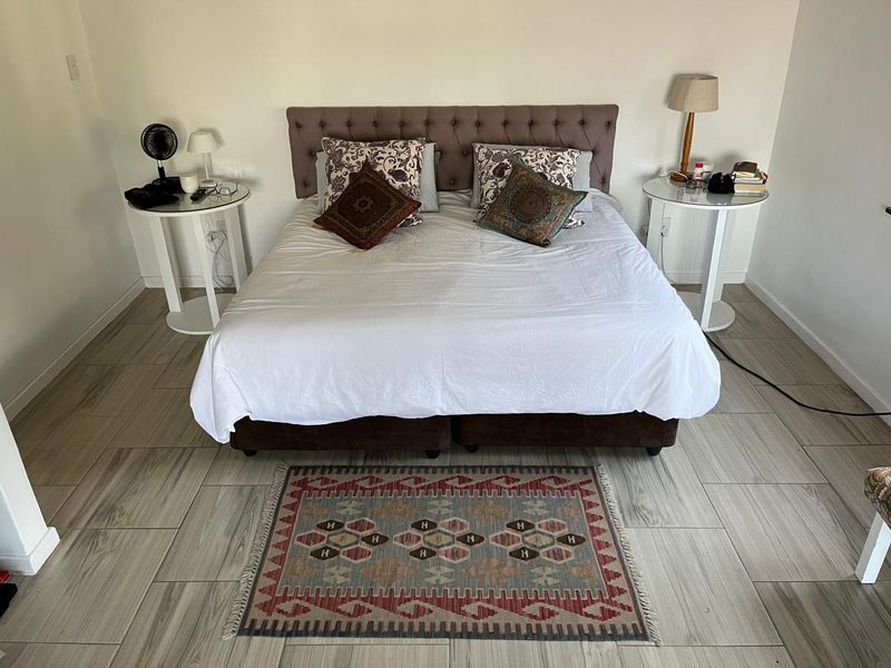 Ultra-spacious,upmarket and elegantly furnished 1 Bed ground floor apartment inclusive of Lights and Water - Photo 4