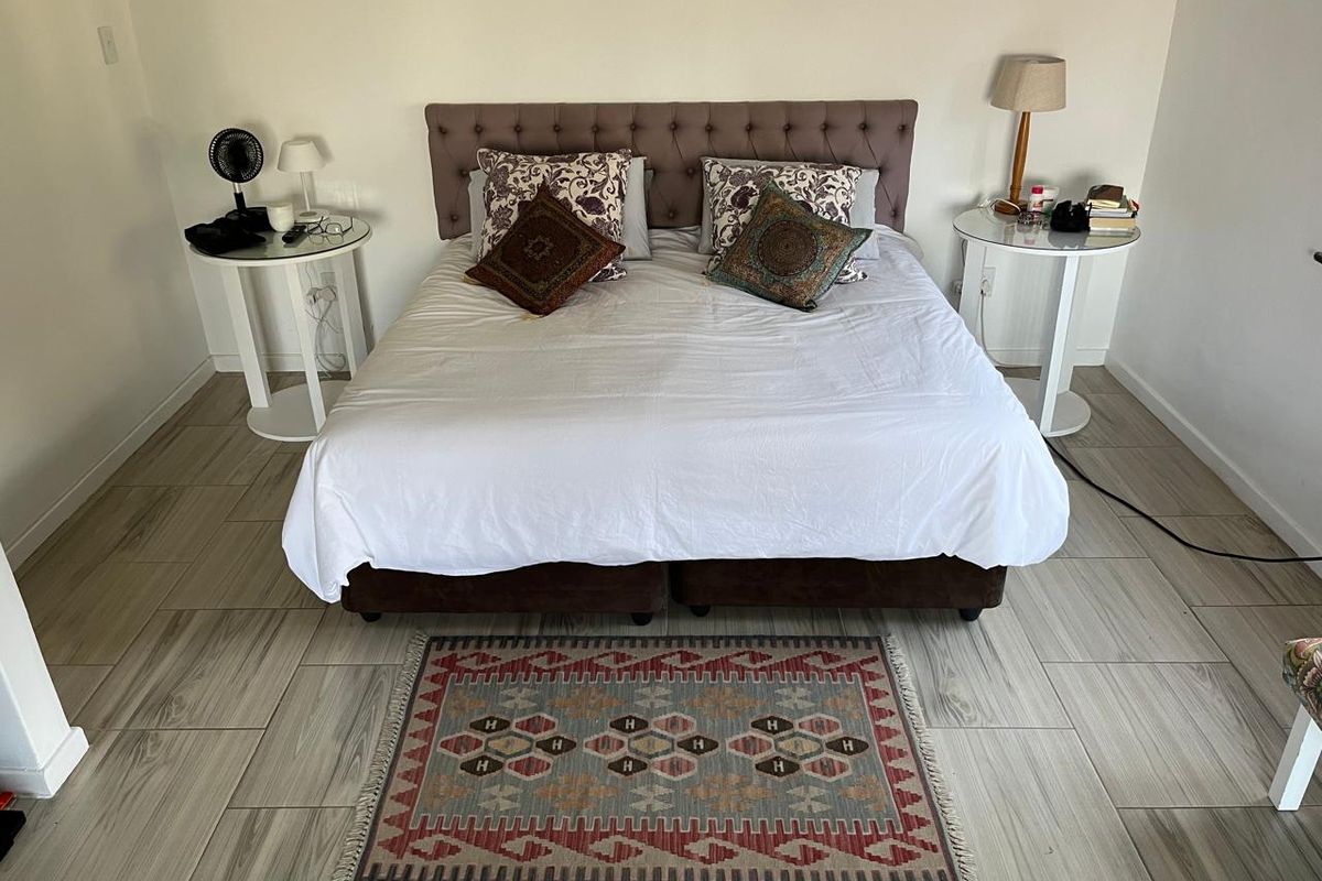Ultra-spacious,upmarket and elegantly furnished 1 Bed ground floor apartment inclusive of Lights and Water - Photo 4