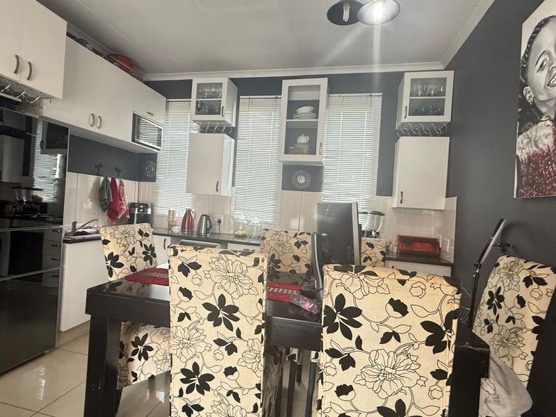 Beautifully Maintained Apartment - Photo 6