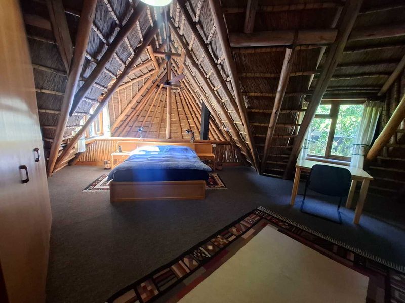 Unique Thatch roof home with two flats - Photo 8