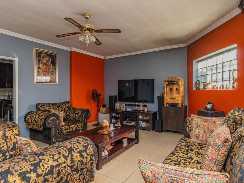 3 Bedroom Gem with Versatile Flatlet! - Photo 4