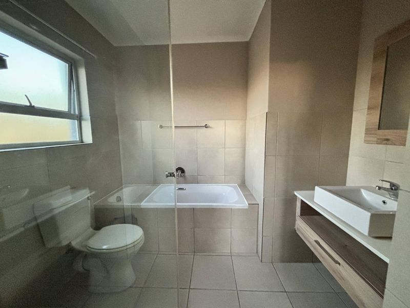 Modern apartment in a secure complex. - Photo 8