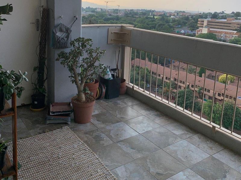 Spacious Apartment in Secure Majestic Towers, Parktown - Photo 9