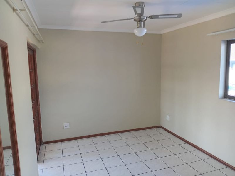 Cozy & Convenient 2-Bedroom Flat with Classic Charm - Photo 7