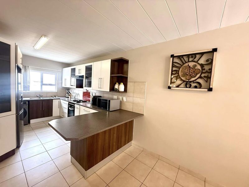 Fully Furnished 2 Bedroom Townhouse To Let in Kleine Kuppe - Photo 8