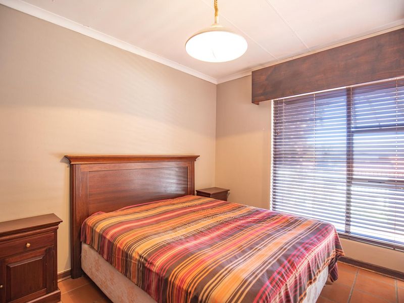 Magnificent 3 bedroom furnished Property in Waterkloof Ridge!  Ideal for an Embassy or Executive. - Photo 9