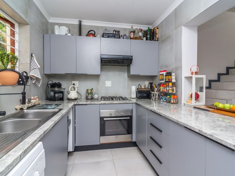 Ultra-modern 4-bedroom townhouse – Move-In Ready! - Photo 2