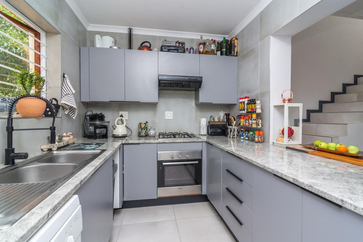 Ultra-modern 4-bedroom townhouse – Move-In Ready! - Photo 2