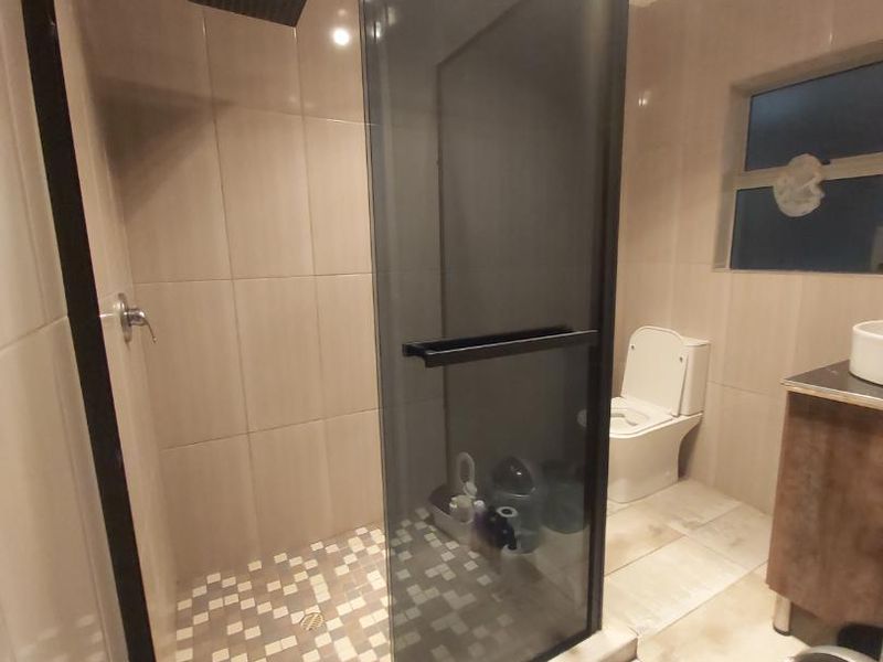 Gorgeous 5 Bedroom home - Photo 10