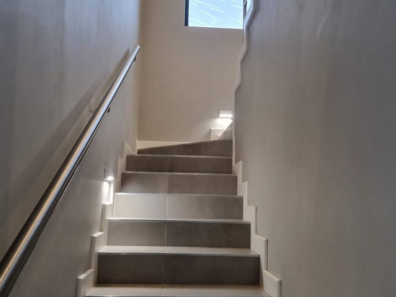 Modern 3-Bedroom Home with Outdoor Jacuzzi in a Prestigious Olivedale Estate - Photo 4