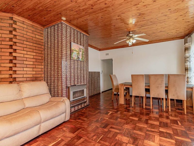Gorgeous 5 Bedroom home - Photo 2