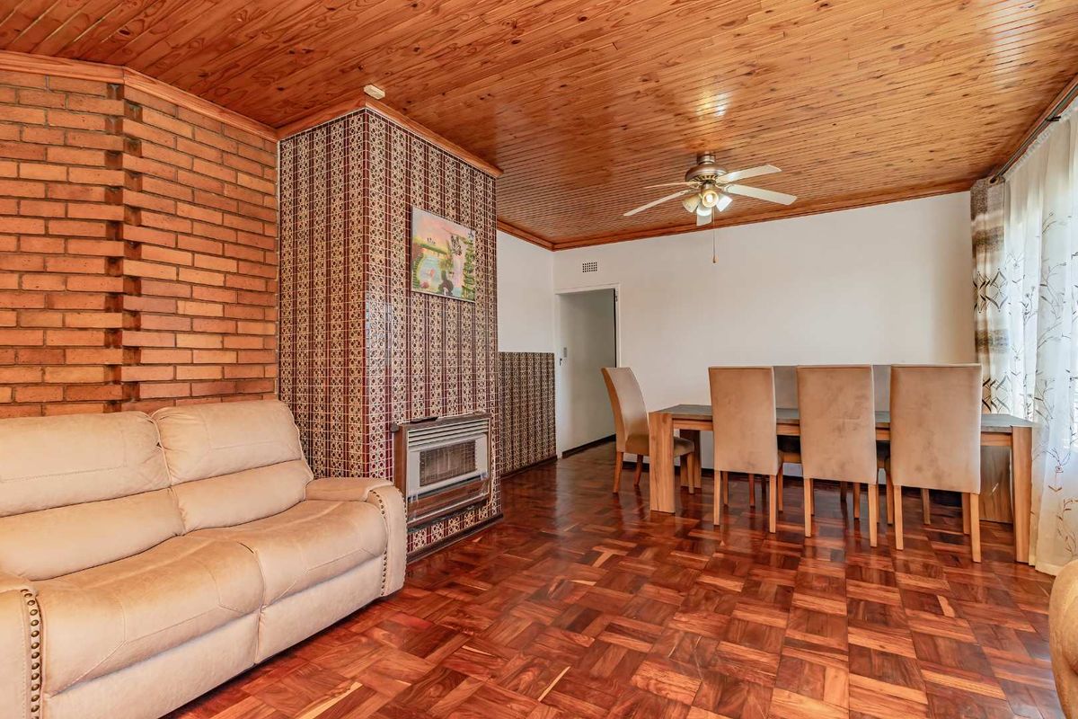 Gorgeous 5 Bedroom home - Photo 5