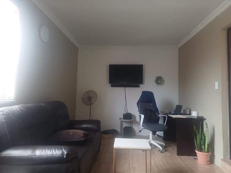 Move in ready 3 bedrooms house for sale in Soshanguve AA - Photo 5