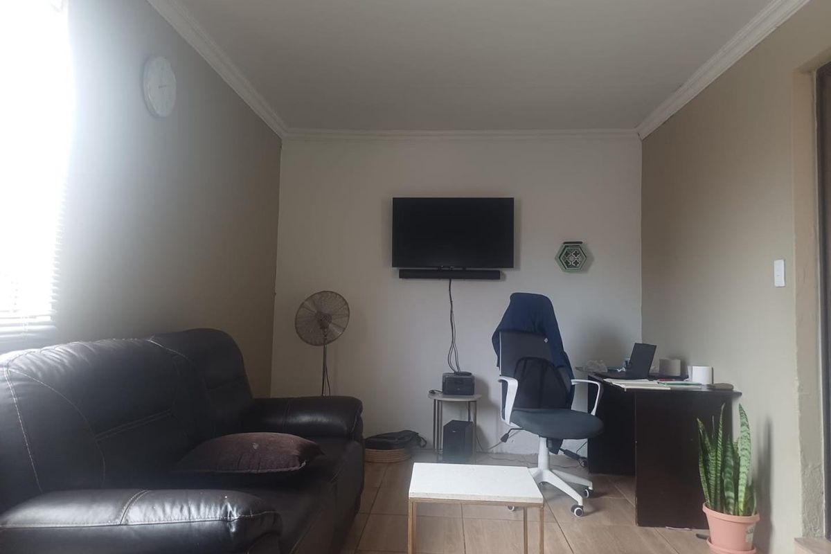 Move in ready 3 bedrooms house for sale in Soshanguve AA - Photo 5