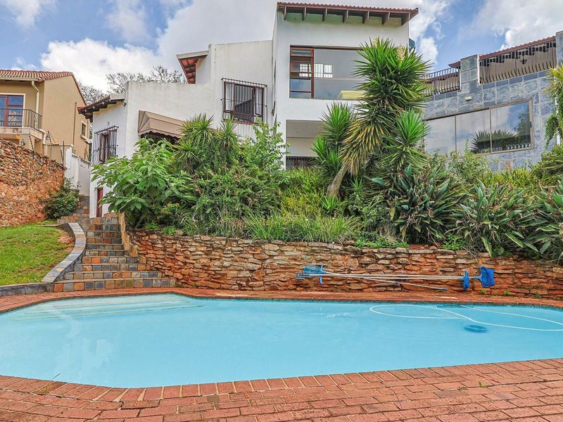 5 Bedroom Home with Incredible view in Northcliff - Photo 4