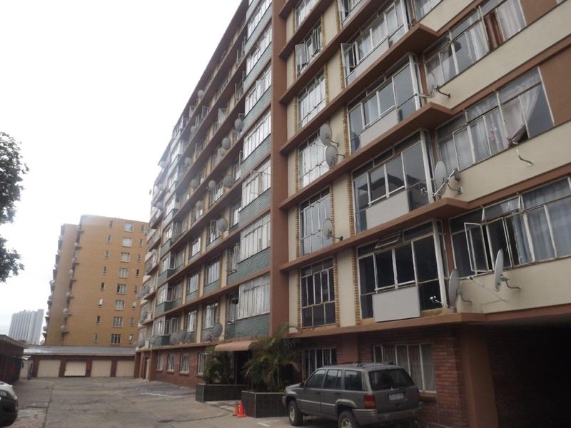 **Spacious Room for Rent in the Heart of Pretoria Central** - Photo 2