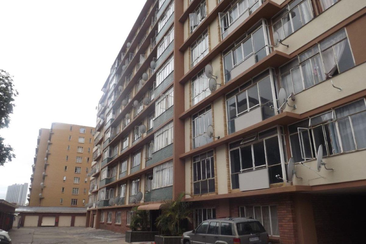 **Spacious Room for Rent in the Heart of Pretoria Central** - Photo 2