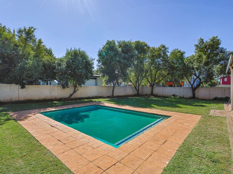 Stunning 4-Bed Corner Unit with Private Pool in Silverwood Estate - Photo 8