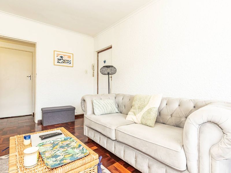 Immaculate Apartment in Rondebosch Village - R1.995m - Photo 6