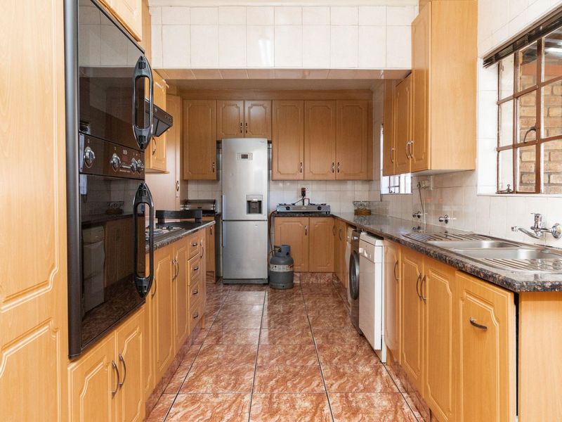 3 Bedroom Family home for sale in Mackenzie Park - Photo 9