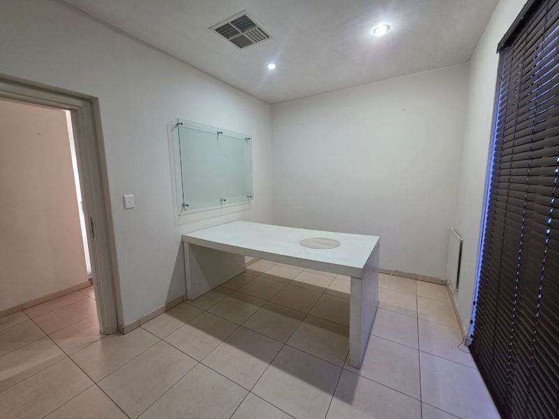 Centrally Located Offices TO LET - Photo 5