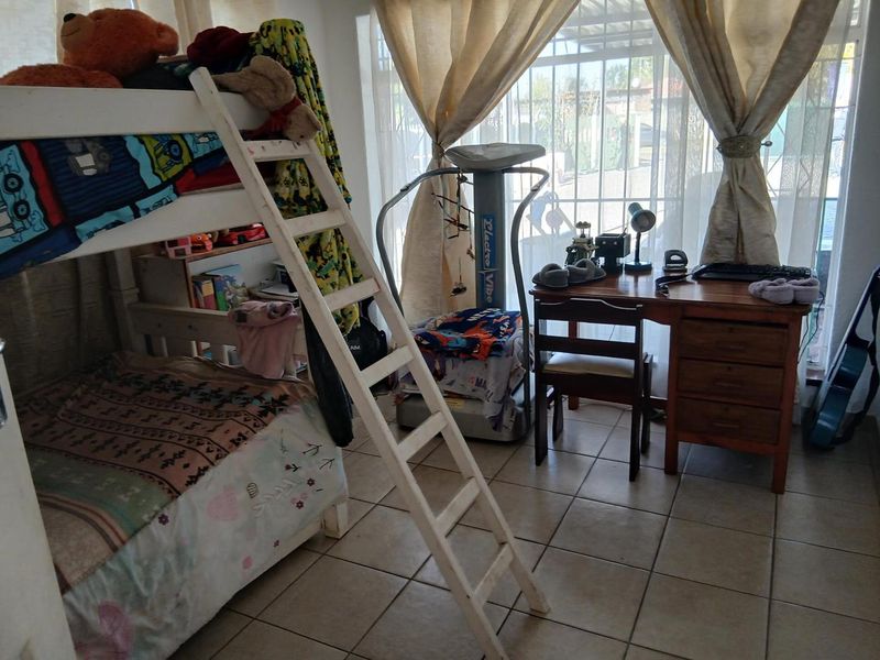 Large family home with 2 granny flats - Photo 9