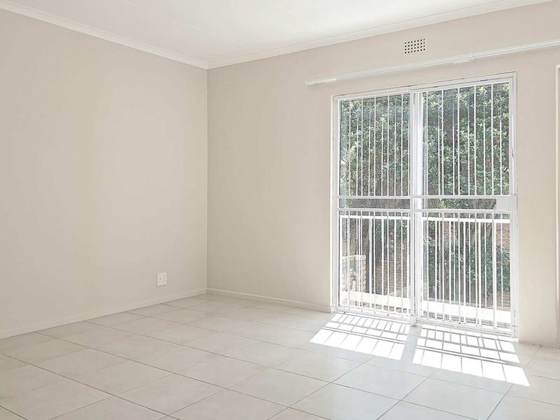 Various Refurbished Large 3 Bedroom Duplex Sandton Townhouses With Garden and Swimming Pool Options - Photo 10