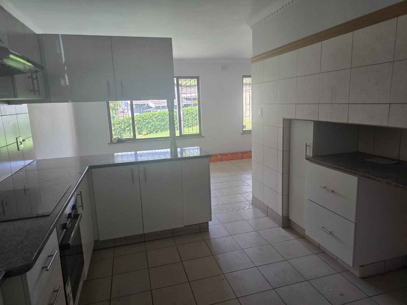 Modern 3 Bedroom Duplex in Secure Gated Complex | Pet-Friendly Living - Photo 3