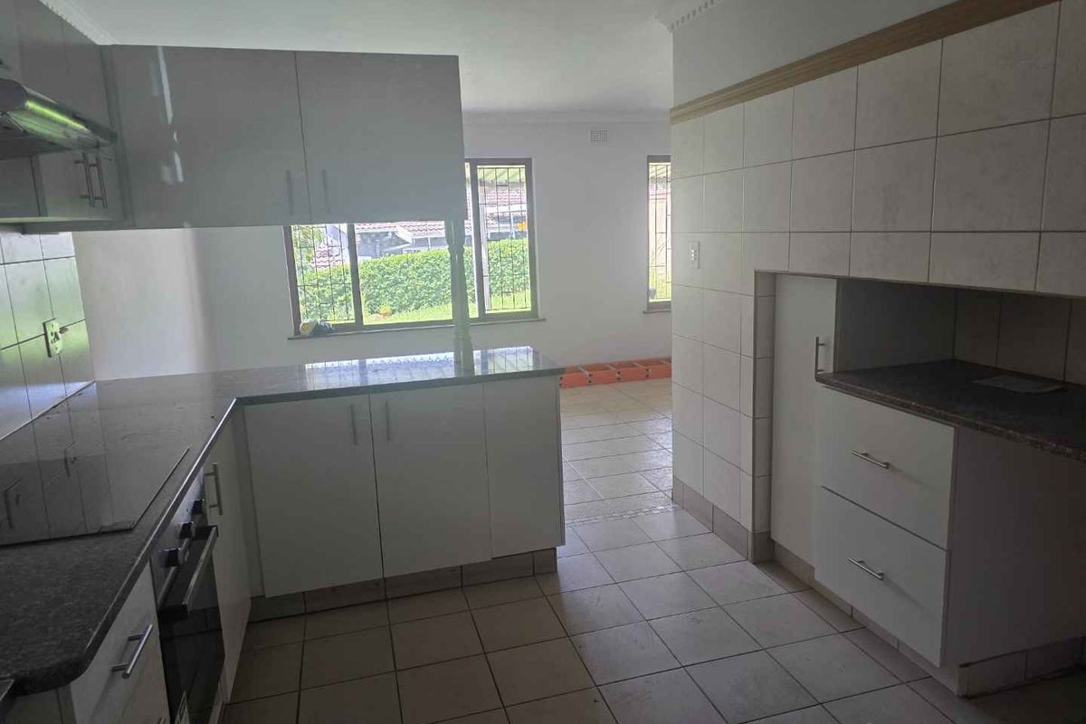 Modern 3 Bedroom Duplex in Secure Gated Complex | Pet-Friendly Living - Photo 3