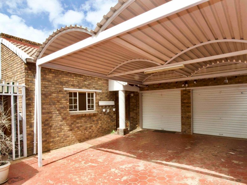 Beautiful Move in and Live Family Home. - Photo 2