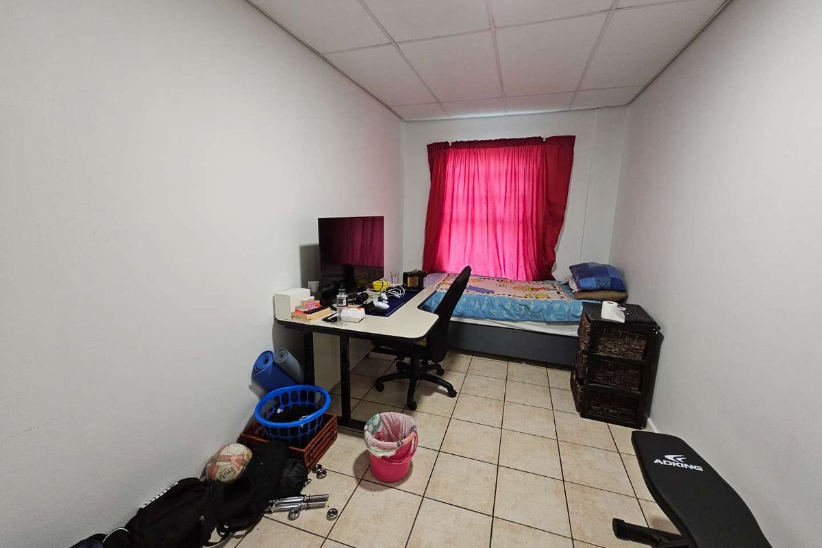 Lovely 1 Bed 1 Bath Apartment with open plan living area with kitchenette - Photo 5