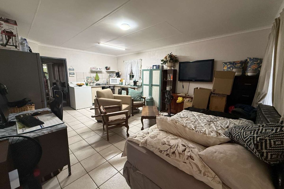 1 BED 1 BATH 1 CARPORT GROUND UNIT WITH GARDEN - Photo 4