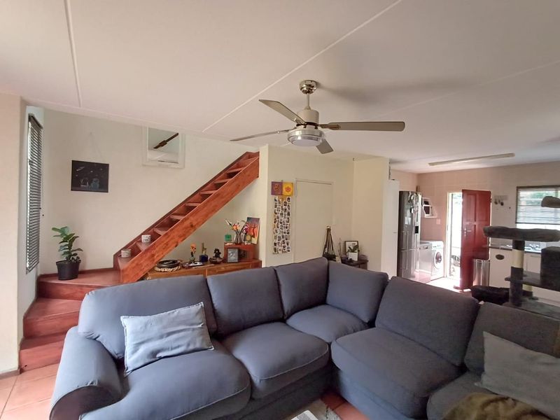 Charming Pet-Friendly Duplex with Enclosed Garden - Photo 6