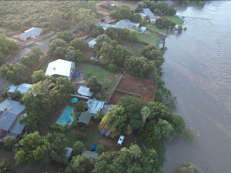 Riverfront 4-Bedroom Double Storey Home with Apartment in Barkly West - Photo 3