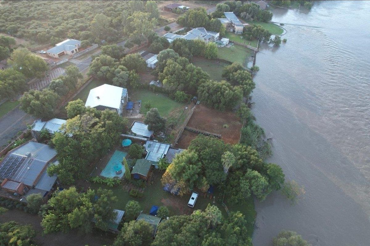 Riverfront 4-Bedroom Double Storey Home with Apartment in Barkly West - Photo 3