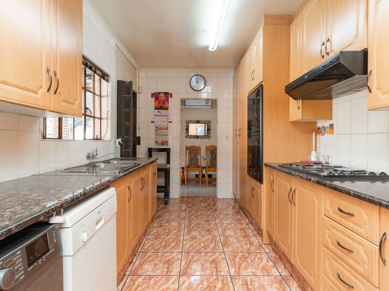 3 Bedroom Family home for sale in Mackenzie Park - Photo 10