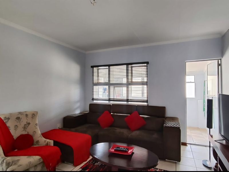 Cozy 2-Bed Apartment with Open Plan & Sunroom Oasis - Photo 4