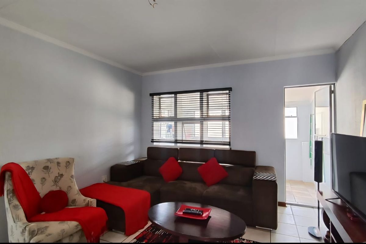 Cozy 2-Bed Apartment with Open Plan & Sunroom Oasis - Photo 4
