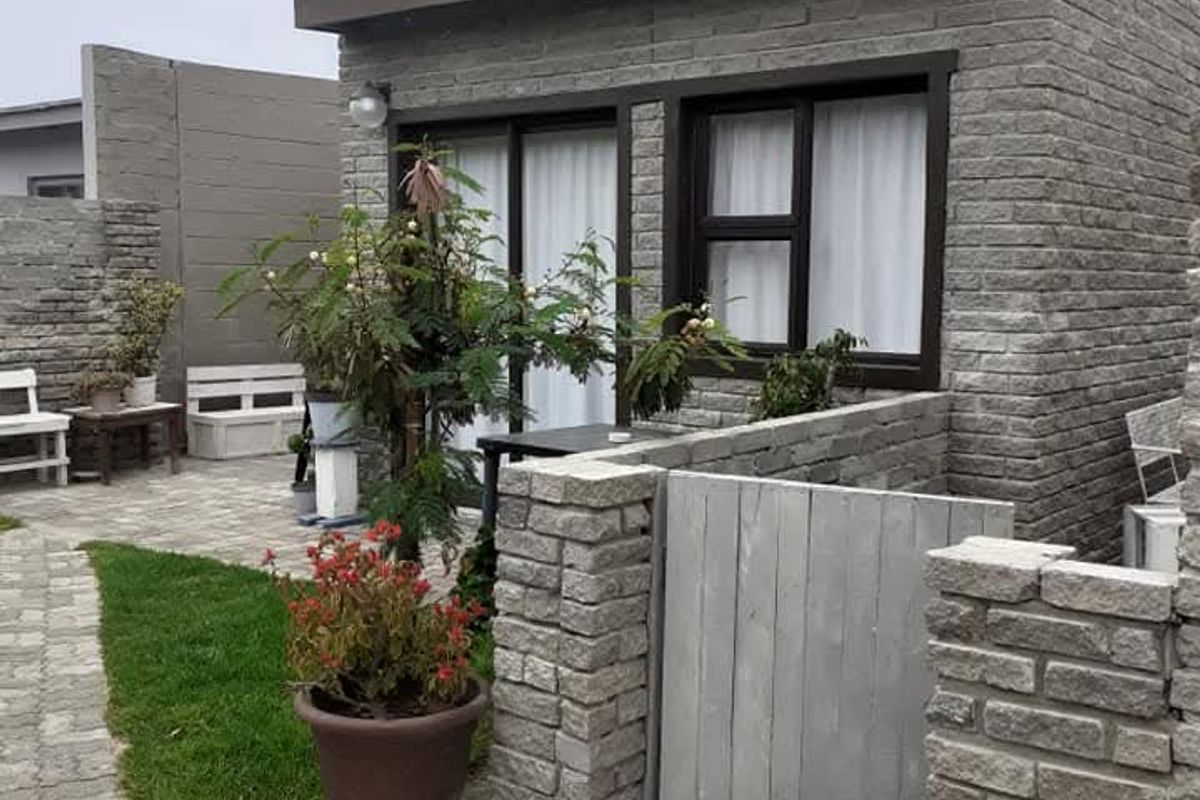 Prime Beachfront Guest House Investment – Vineta, Swakopmund, Namibia, N$ 7,245,000 | Running Concern | Strong Rental Income | 1000m2 Corner Stand - Photo 4