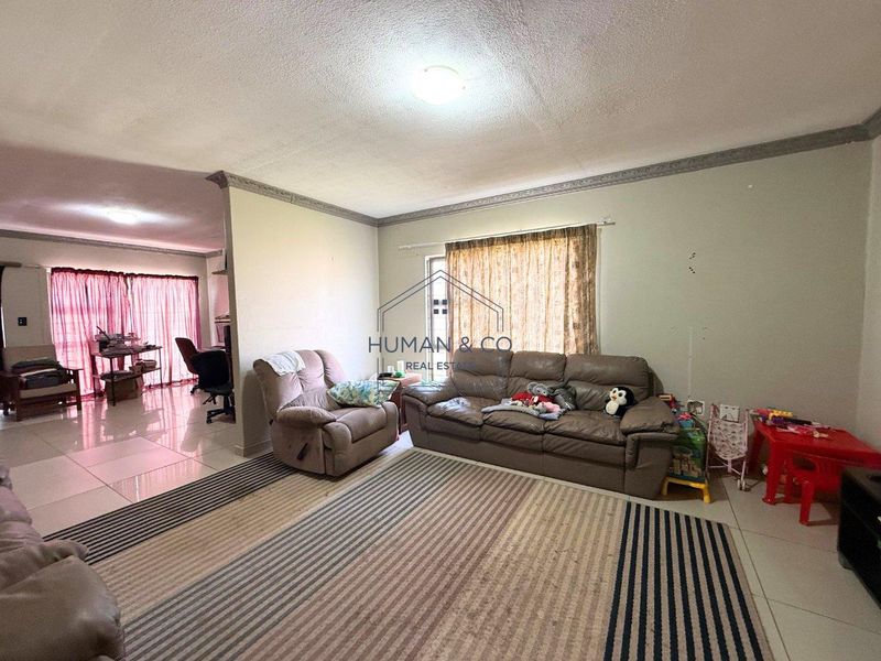 Modern 4-bedroom Home near town center - Photo 6