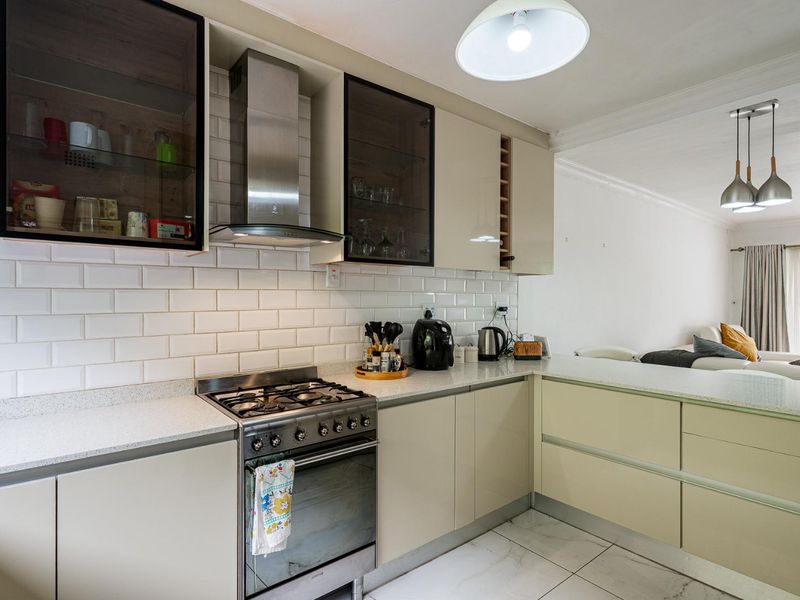 Beautiful 2-Bedroom Apartment With Garden Patio in Prime Hillcrest Location - Photo 3