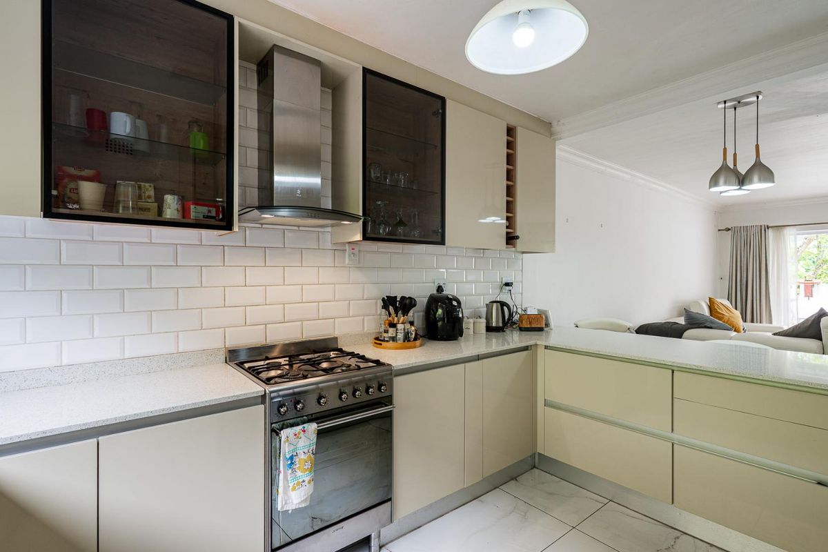 Beautiful 2-Bedroom Apartment With Garden Patio in Prime Hillcrest Location - Photo 3