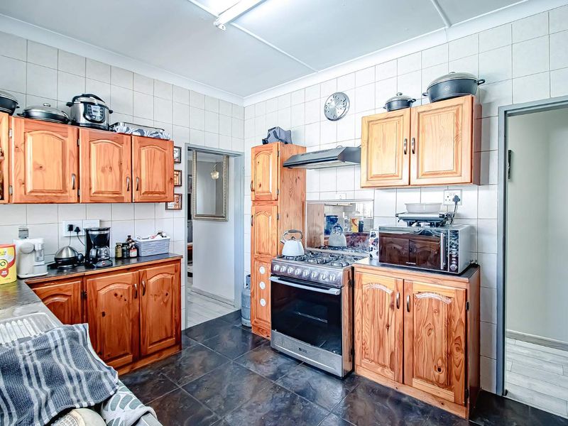 Spacious 3-Bedroom Home with Flatlet & Pool - Photo 7