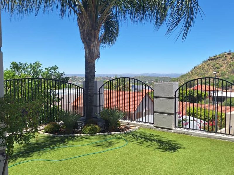 Entertain & Relax: Stunning Home with Wine Cellar in Ludwigsdorf - Photo 2